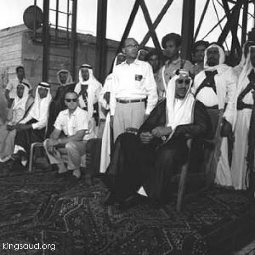 King Saud inaugurates "Ain Dar" to extract gas in the Eastern region with Prince Badr bin Saud and some officials - 1958