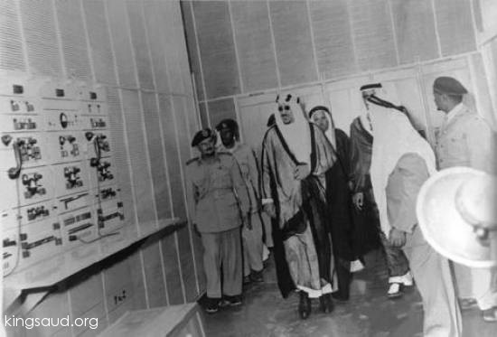الملك سعود يفتتح محطة التلفون اللاسكي الدي يربط المملكة بمختلف أقطار العالم