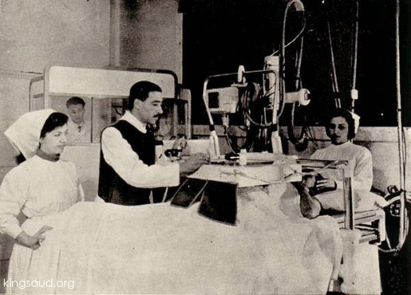 احدث وسائل التصوير بالاشعة في مستشفى الملك سعود الأول في الرياض 1955م