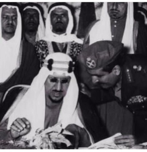 الملك سعود رحمه الله مع أخيه الأمير مشعل بن عبدالعزيز وزير الدفاع الاول خلال العرض العسكري ١٩٥٤ مع الشيخ عبدالله بالخير 