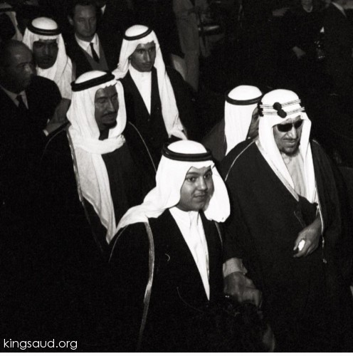 الملك سعود رحمه الله يمسك بيد إبنه الأمير منصور وخلفه ، الأمراء محمد بن سعود الكبير ومشعل بن سعود وسلطان بن سعود - ١٩٦٤