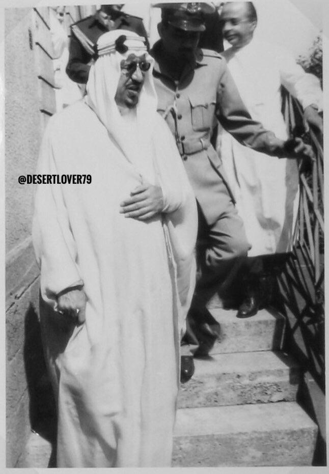 ‏الملك سعود بن عبد العزيز آل سعود في مستشفى فرايبورغ الجامعي في ألمانيا اثناء زيارته لابنته الأميرة نوف بعد اصابتها بحروق جراء الألعاب النارية 1959 م.
