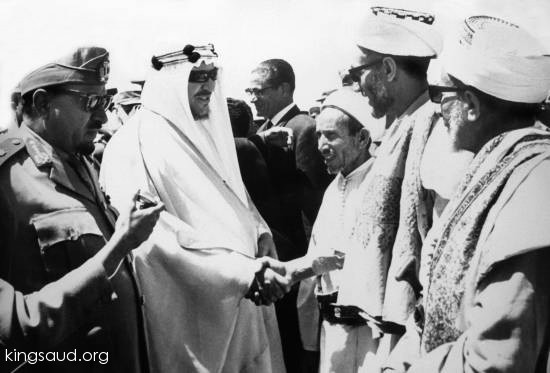 تحية الملك سعود مع زعماء القبائل في السلال في اليمن