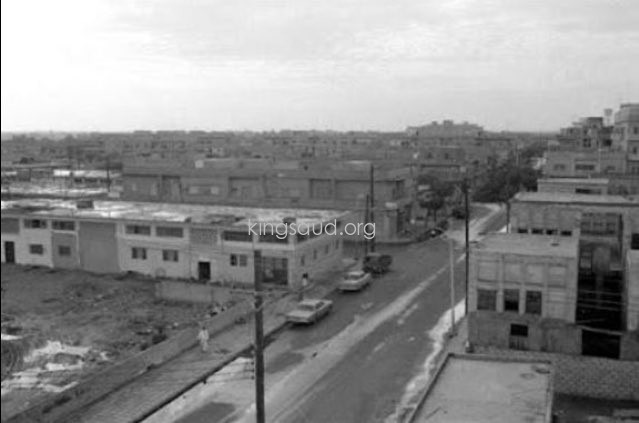 \"صورة لشارع الملك سعود قديماً تم إلتقاطها من عمارة الزامل 