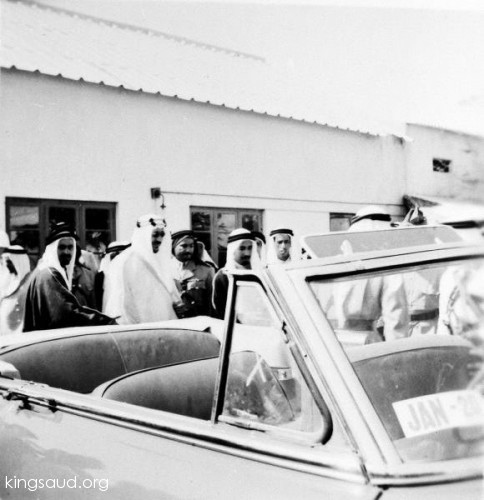 الملك سعود في مطار البحرين 1954م في البحرين