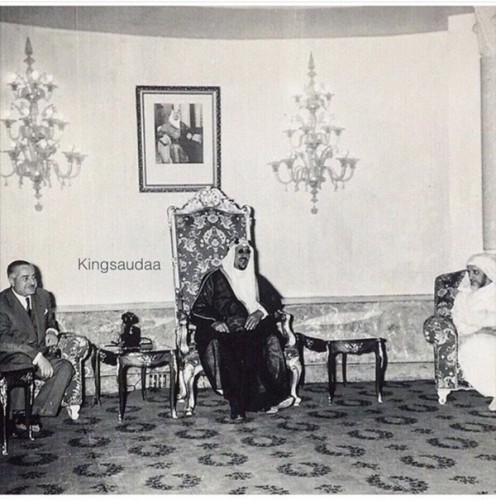 الملك سعود في قصر خزام في جدة مع وفود عربية . 