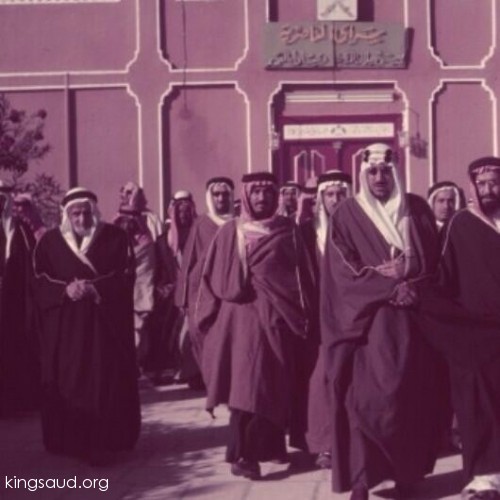 صورة رائعة ونادرة لإنسان رائع .. ترك وراءه ارث من الطيب والأخلاق الملك سعود