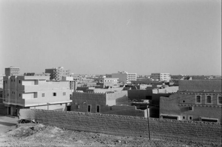 صورة من الخمسينات ميلادية لمدينة الرياض توضح التحول العمراني من الطين للإسمنت