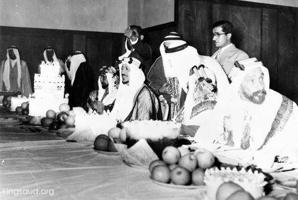 الملك سعود خلال مأدبة عشاء مع الشيخ سلمان بن حمد بن عيسى آل خليفة والشيخ عبد الله بن عيسى آل خليفة 1954م في البحرين