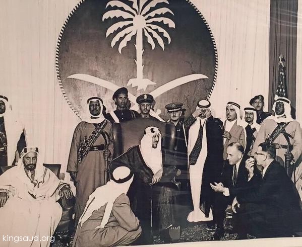 الملك سعود رحمه الله في المنطقة الشرقية مع منسوبي أرامكو و الشيخ  عبدالله بن عيسى  من البحرين ١٩٥٤ 
