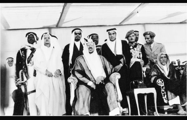 الملك سعود في أول احتفال لتوليه الحكم وأمير الرياض نايف بن عبدالعزيز وعبدالرحمن الطبيشي وعبدالله بالخير