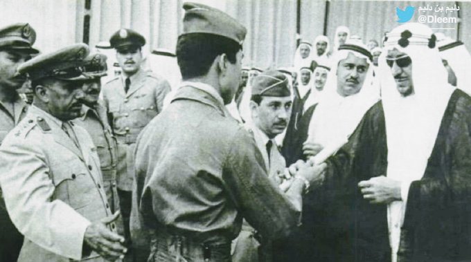 الملك سعود بن عبدالعزيز يرحمه الله ‏فـي فقرة تسلـيم الجوائز فـي إحـدى ‏الإحتفالات العسكرية ‏⁧وبجانبه الامير محمد بن سعود - ١٩٦١
