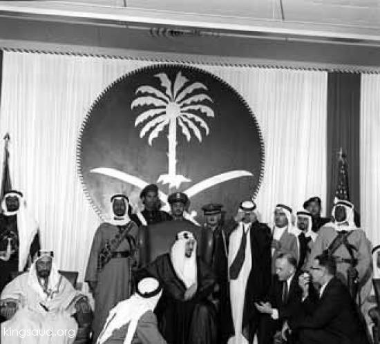 الملك سعود مع الشيخ حمد بن العيسى ال خليفة أمير البحرين خلال مؤتمر صحفي. البحرين 1954 م