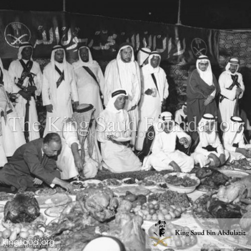 الملك سعود في حفل العشاء الذي أقامه أمير المنطقة الشرقية الأمير عبد الله بن جلوى خلال زيارته الى المنطقة الشرقية 1945م