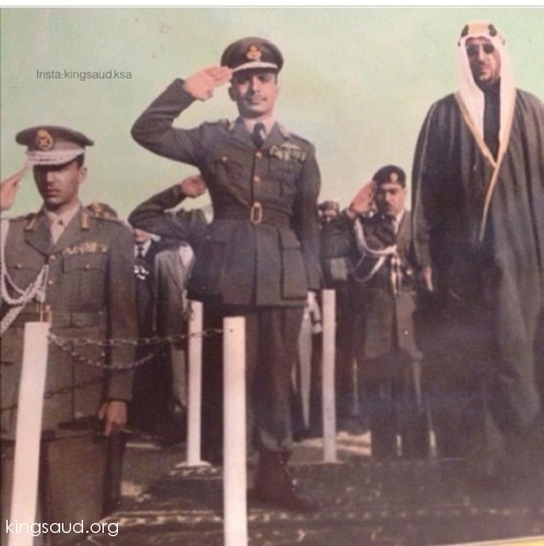 الملك سعود في إستقبال الملك  حسين رحمهما الله في الرياض والأمير بندر بن سعود رئيس الحرس الملكي . 