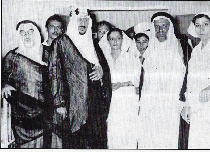 الملك سعود يتفقد عنبر في احدى المستشفيات بجدة ويرى خلفه الدكتور رشاد فرعون
