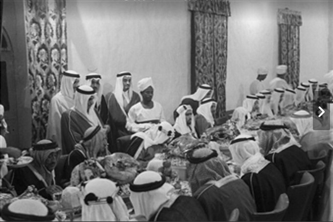الملك سعود وخلفه الأمراء : فهد ونايف وتركي أبناء عبدالعزيز  رحمهم الله ، في حفل عشاء .