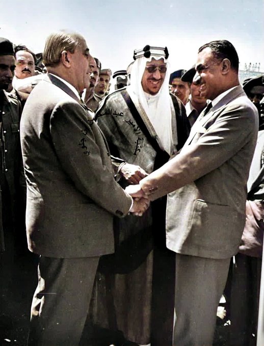 الملك سعود يتوسط الرئيس السوري شكري القوتلي والرئيس المصري جمال عبد الناصر خلال زيارتهم الى الدمام 1956م