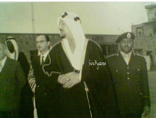 الملك سعود في مطار الرياض وخلفه الامير مساعد بن سعود وكيل وزارة الدفاع والطيران ، وبكر يونس