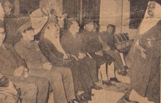 الملك سعود مع القائم مقام أنور السادات خلال انعقاد المؤتمر الأسلامي في مكة المكرمة عام 1955م