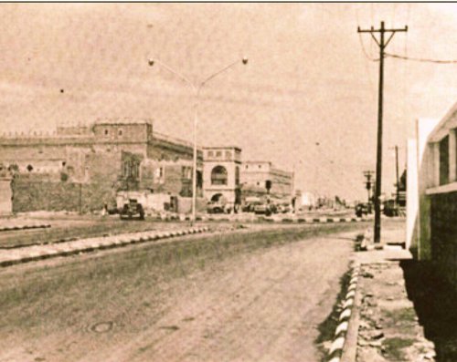 بقايا قصر الملك سعود في المربع  يسار الصورة ويلاحظ جدار اليمامة الثانوية يمين الصورة.2.jpeg