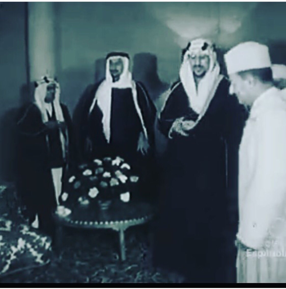 الملك سعود والملك محمد الخامس والأمراء محمد بن سعود الكبير ومساعد بن عبد الرحمن رحمهم الله.