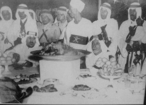 الملك سعود مع الشيخ سالم الخيون آل جناح زعيم قبيلة بني أسد