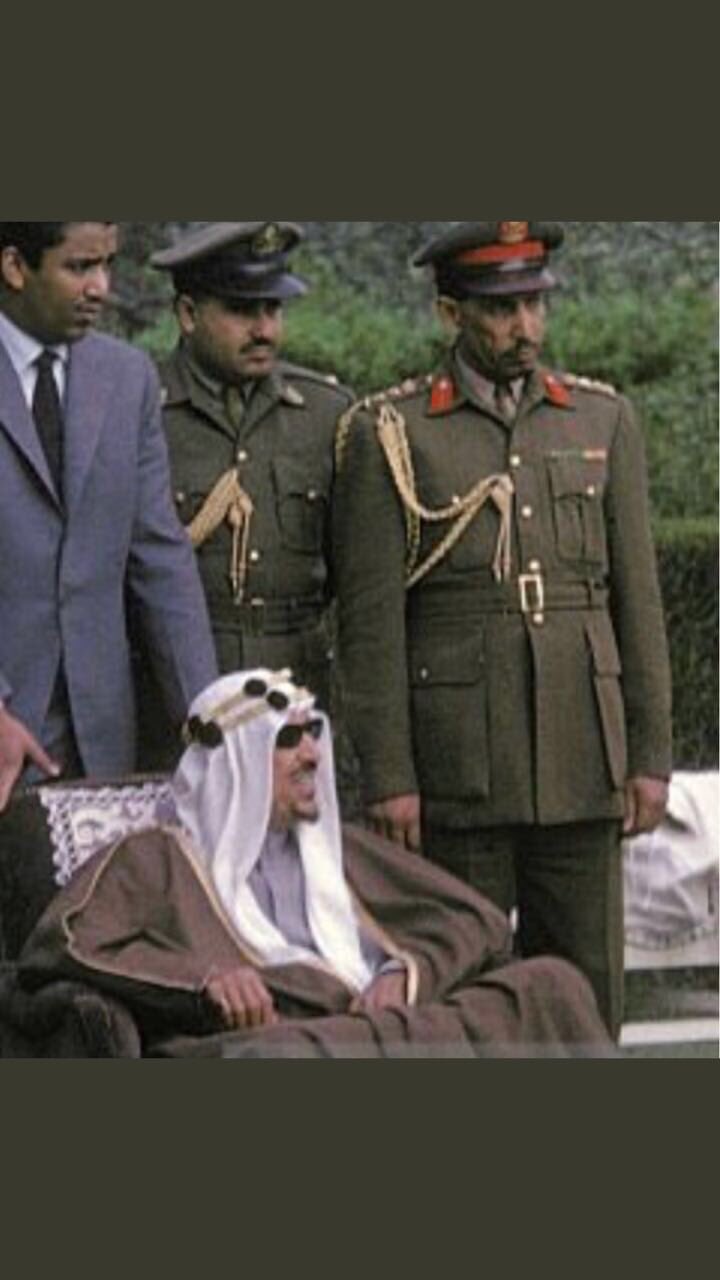 الملك سعود في الديوان الملكي الرياض والأمراء محمد بن تركي و خالد بن سعود واللواء محمد السليمان المطوع قائد الفوج الثالث