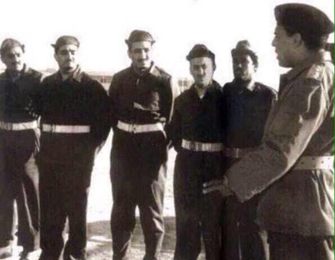 الأمراء فهد وسلمان وتركي أبناء الملك عبدالعزيز متطوعين خلال حرب السويس ١٩٥٦ عندما أعلن الملك سعود التعبئة العامة .