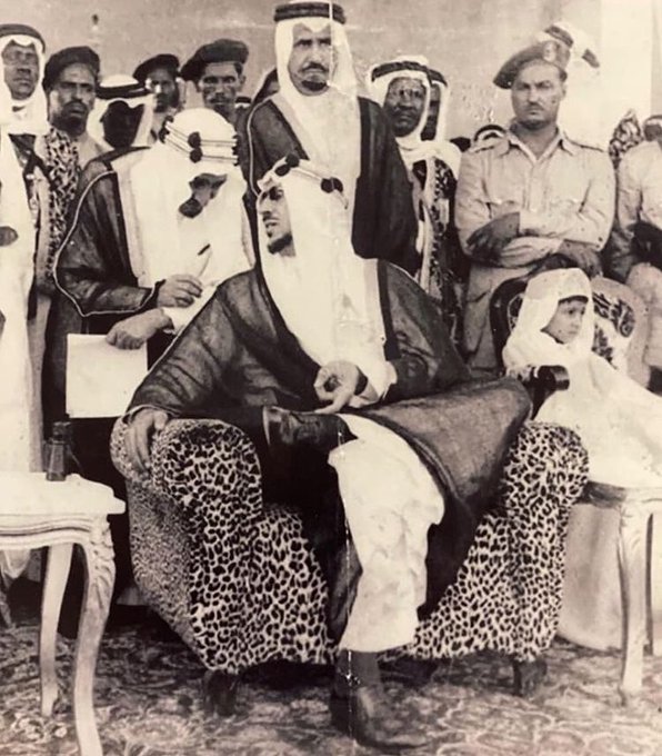 #الملك_سعود ، يتحدث مع ولي العهد الأمير فيصل #الملك_فيصل ، وبجانبه الأمير محمد بن عبدالعزيز ، وجالسا بجانبه الأمير عبدالمجيد بن سعود رحمهم الله