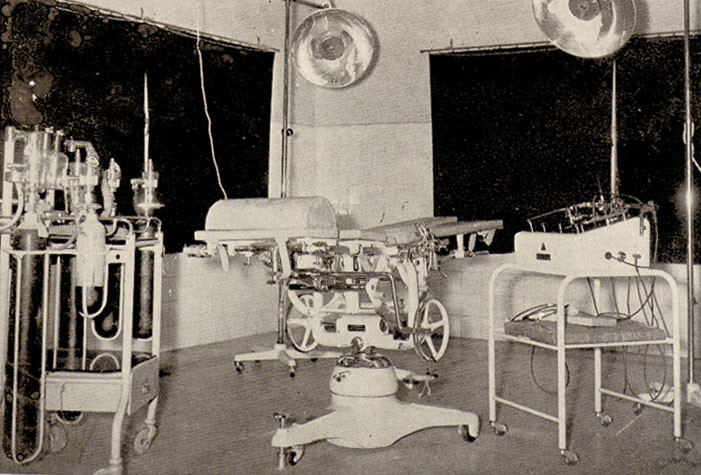 غرفة العمليات مزودة بكامل المعدات والادوات الطبية بمستشفى الملك سعود في الرياض 1955م