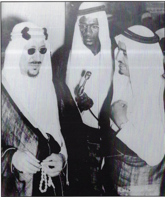الملك سعود بن عبدالعزيز مع الامير فهد بن عبدالعزيز يتجاذبان الحديث بمناسبة افتتاح جامعة الملك سعود ويتوسطهما المذيع المعروف بكر يونس 1960