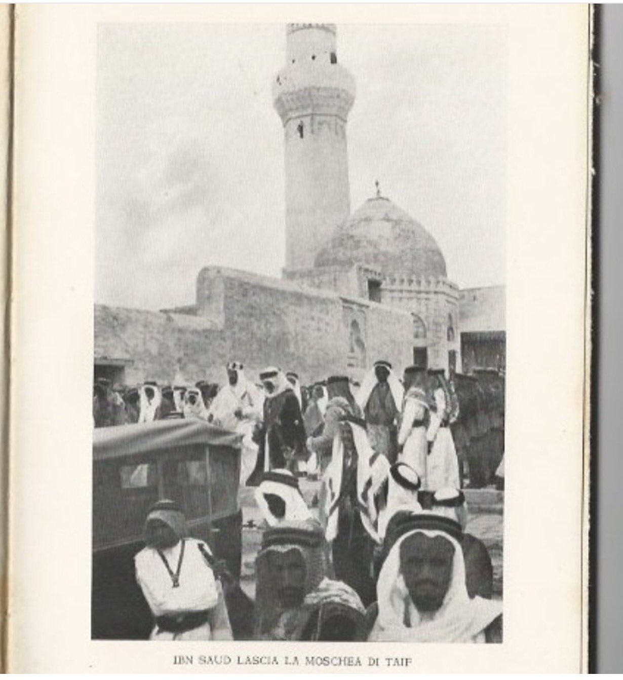 الملك عبدالعزيز خارجا من مسجد إبن العباس في الطائف ،والذي أمر بإعادة بنائه الملك سعود رحمهما الله في ١٩٥٧