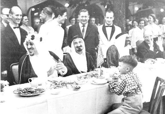 الملك سعود مع مستشاره الشيخ يوسف ياسين ووزير المالية محمد سرور صبان 1959م رحمهم الله.