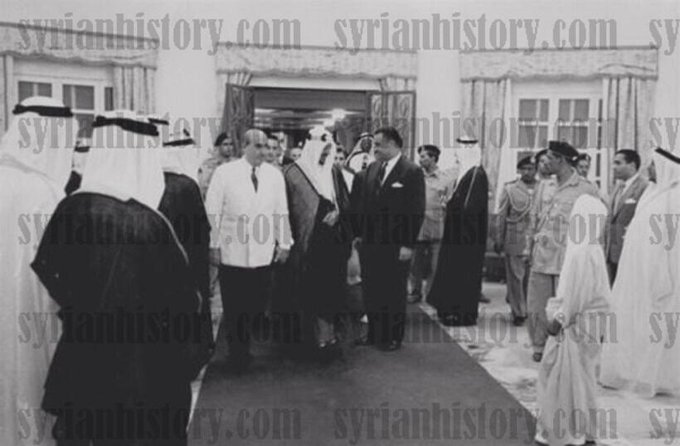 الملك سعود يتوسط الرئيس جمال عبد الناصر الرئيس المصري والرئيس السوري شكري القوتلي