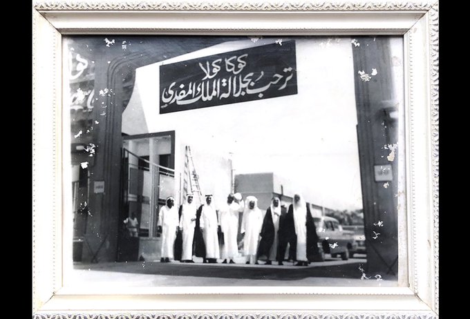 صورة استقبال جلالة الملك سعود إلى مصنع الكوكاكولا بالدمام عام ١٩٥٣م تقريباً وهي أول زيارة للملك سعود بعد تولي الحكم