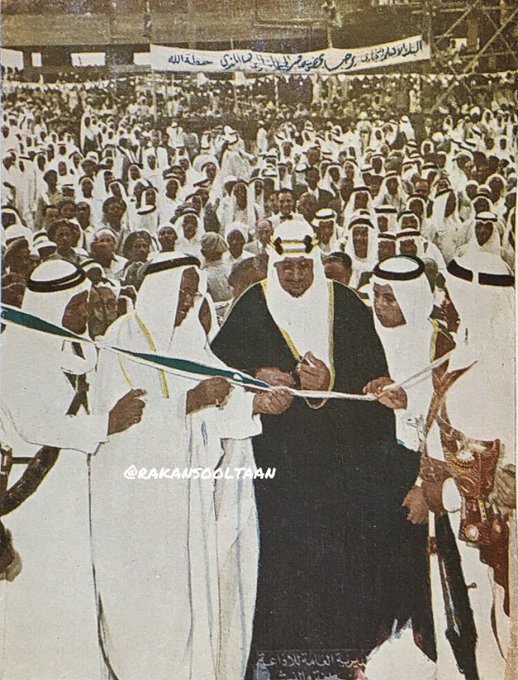 الملك سعود رحمه الله اثناء افتتاح البنك الاهلي التجاري