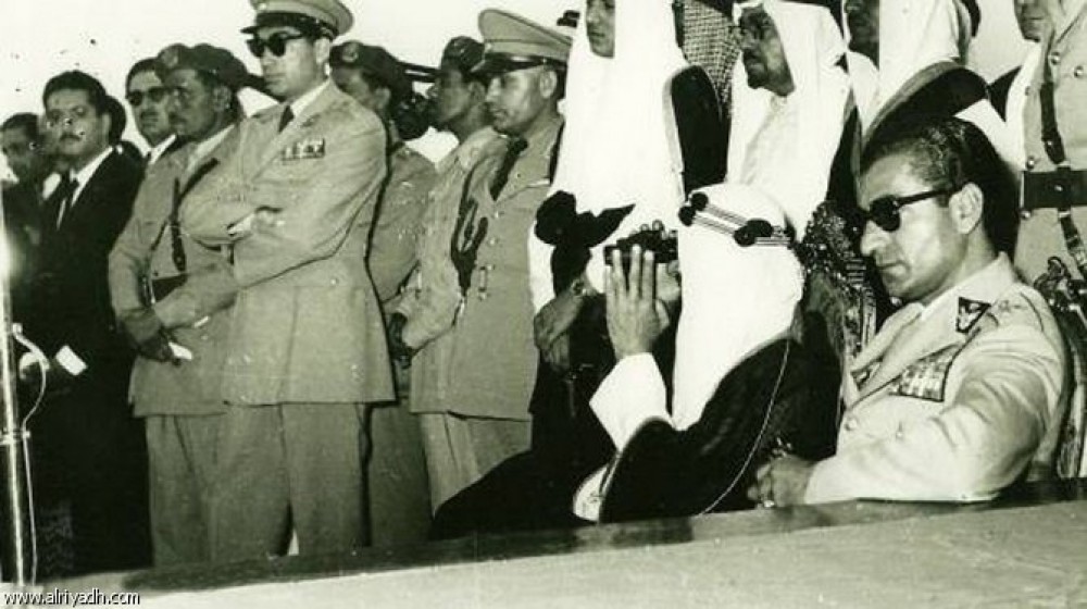 King Saud up to the Tehran airport, and in the reception Shah of Iran, Mohammed Srour SPI, Minister of Finance, the Saudi ambassador in Iran, Mr. Hamza Ghaus, Prince Saud Mohammed yen, and the commander of the Royal Guard Alloamamed Bin Sulaiman, Ant 1955