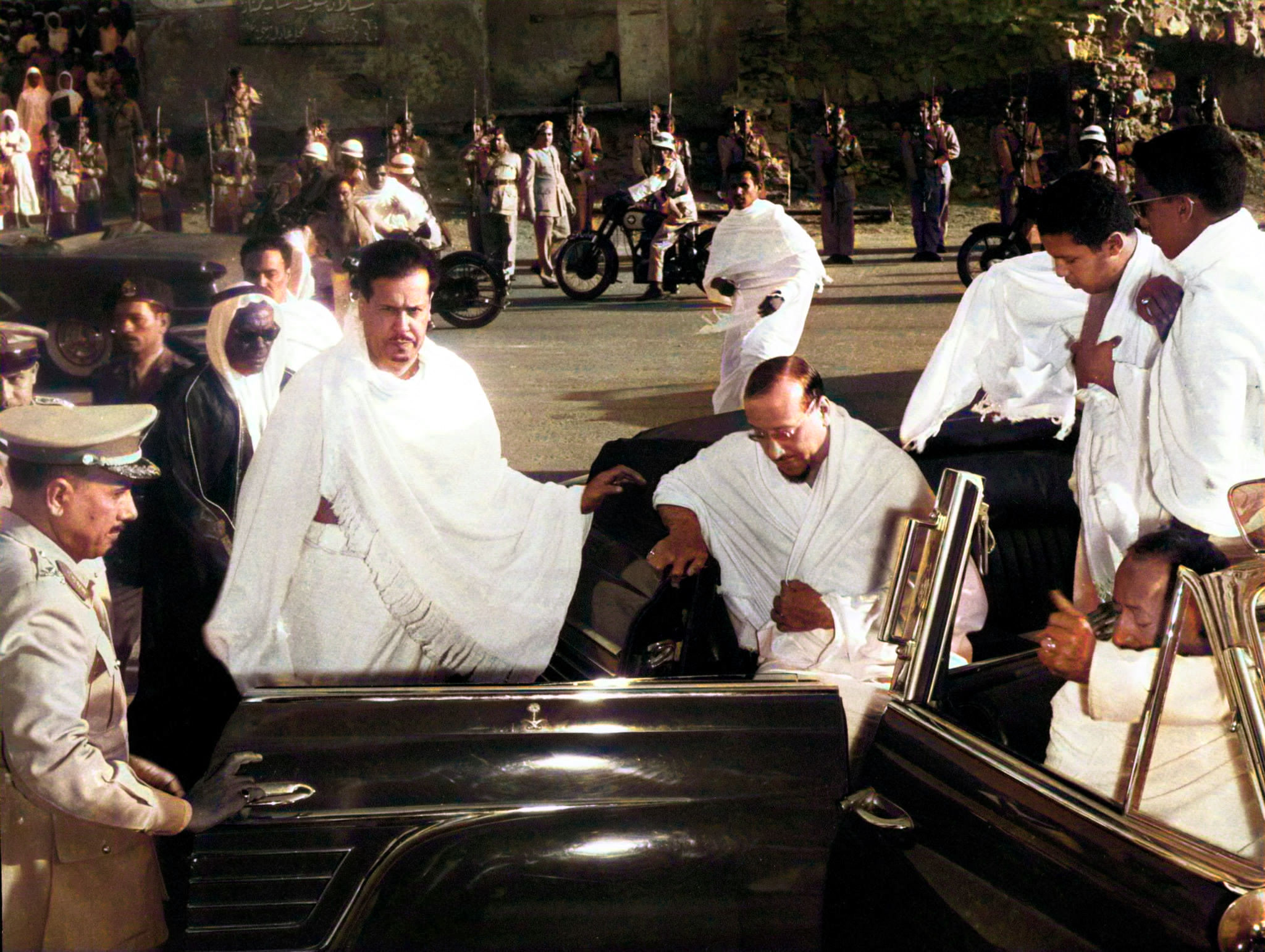 الملك سعود مع الأمير فيصل بن تركي والأمير ثامر بن سعود والأمير منصور بن سعود