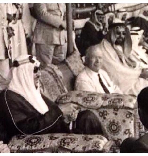 الملك سعود والأمير سعود بن عبدالله بن جلوي  أمير الشرقية في الخبر مع مسؤول من أرامكو