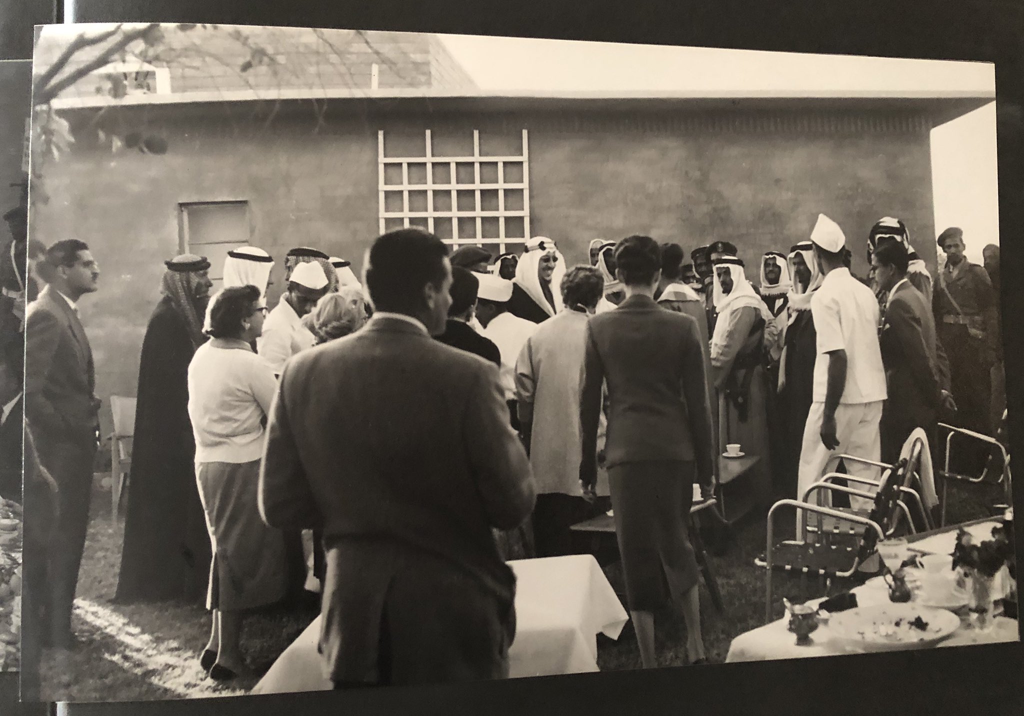 الملك سعود رحمه الله في زيارة لمدينة القيصومة في شهر مارس من عام 1959.