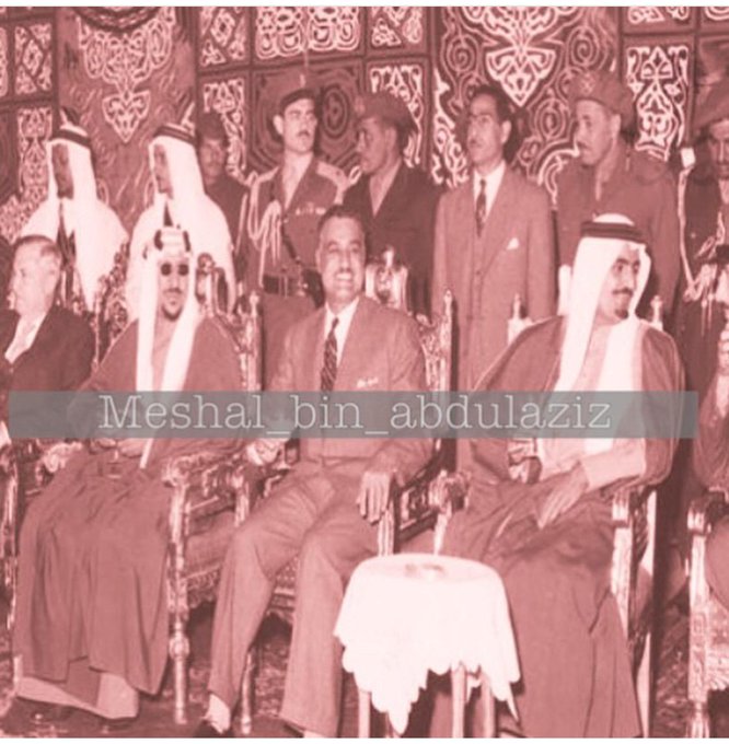 الملك سعود والرئيس عبدالناصر والأمير مشعل بن عبدالعزيز خلفهما .