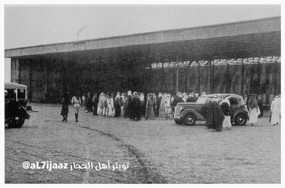 ‏حفل افتتاح مطار ⁧‫#جدة‬⁩ الأول و الذي كان ‏يقع في حي ⁧‫#الكندرة‬⁩ ‏الذي أمر بإنشائه ⁧‫#الملكعبدالعزيز‬⁩ عام 1946م، وافتتحه ولي عهده ⁧‫#الملك_سعود‬⁩ في ١٩٥٢ .. رحمهم الله . ‏ و هو أول مطار ل ⁧‫#الخطوط_السعودية