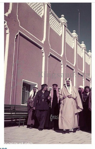 الملك سعود و محمد بن صالح بن شلهوب ، وسعيد جودت رئيس الحرس الملكي ، وبن خثيلة في قصر الناصرية القديمة - ١٩٥٤م