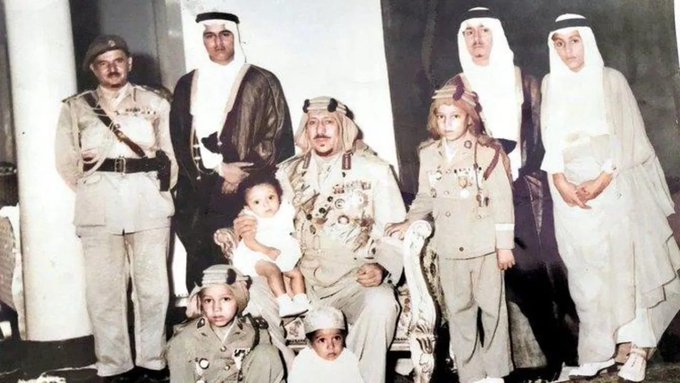 الملك سعود بالزي العسكري عقب أول استعراض عسكري أقيم بعهده في مدينة جدة في عام 1954م مع أبنائه الأمراء: (خالد، وفهد، ومحمد، ومنصور، وعبدالإله، وتركي، ومشهور).