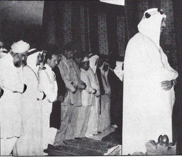 امامة الملك سعود للمصلين في كراتشي باكستان 1954 - 2.jpg