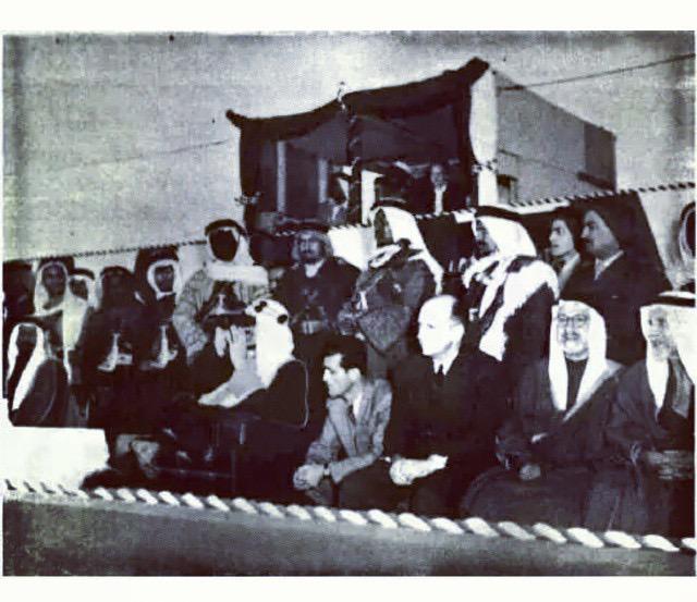 الملك سعود يشاهد مباريات الكرة في المنطقة الشرقية ومعه منسوبين من أرامكو والشيخ جمال الحسيني / يناير ١٩٥٤