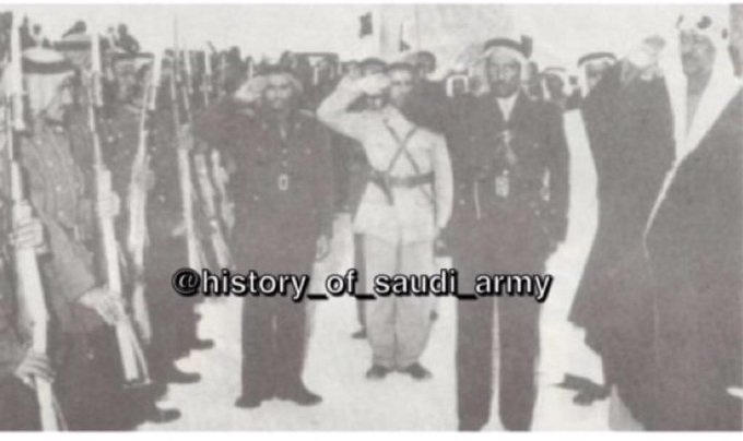 الملك سعود يرفع العلم السعودي عند افتتاح كلية الملك عبدالعزيز الحربية ومعه وزير الدفاع الأمير مشعل بن عبدالعزيز.