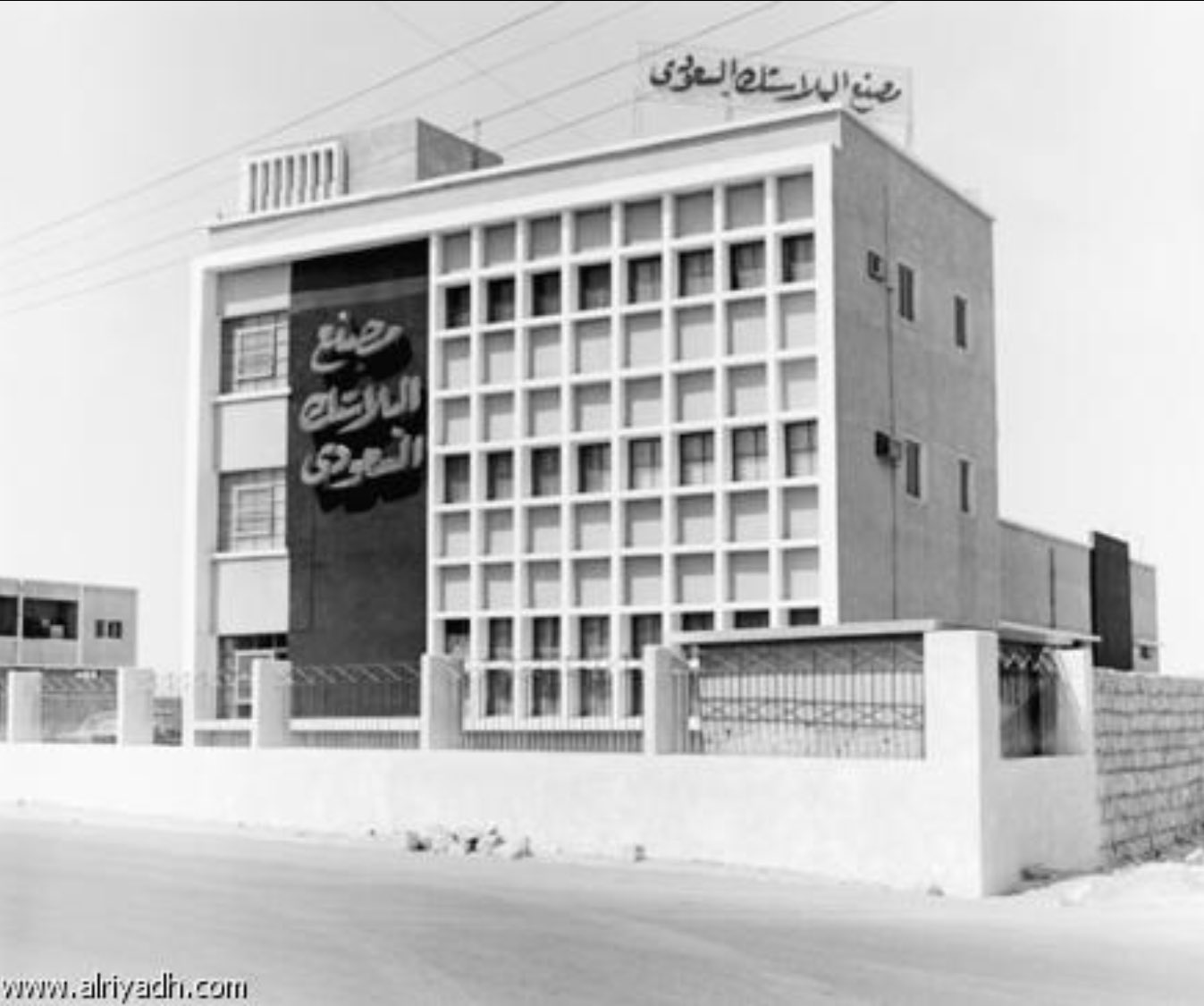 ازدهرت المباني والعمائر المسلحة في عهد الملك سعود بشكل ملفت هذه واحد من عشرات المباني آنذاك.