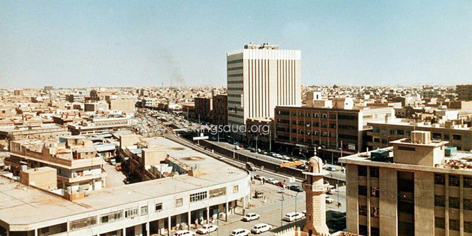 صورة لشارع الملك سعود(البطحاء) التقطتا من احدى عماير شارع الوزير في السبعينات